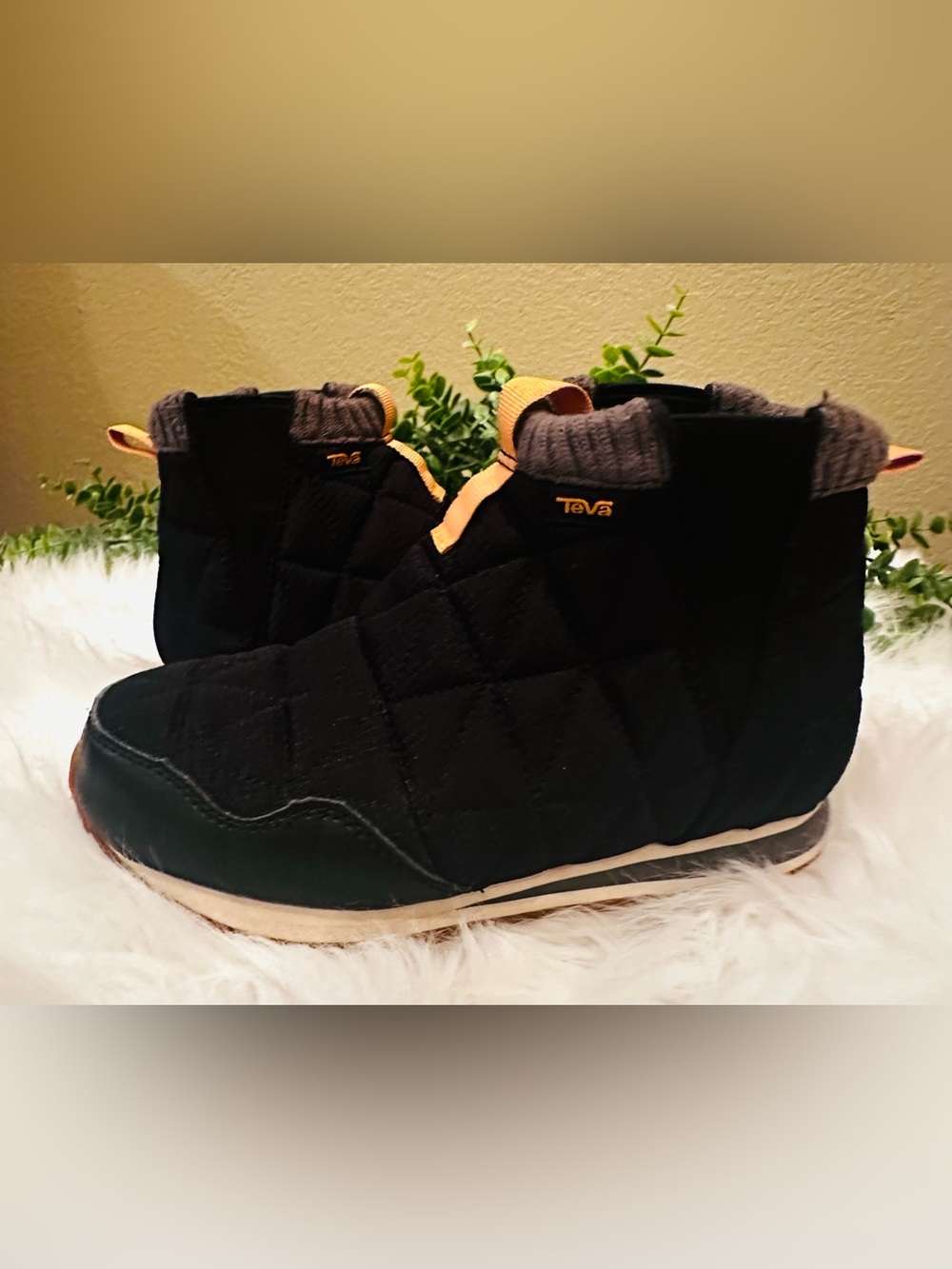 Teva Ember Womens Size 5 Black Quilted Slip-On Ankle Boots | Cozy Outdoor Shoes - Picture 11 of 14